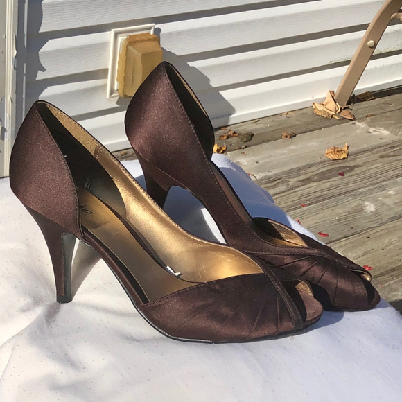 NEW Massimo Brown Satin Peep Toe Heels - Picture 4 of 6